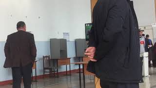 Выборы 2021: На участке №2092 в городе Жалал-Абад неизвестный отмечает у себя в списке наблюдателей
