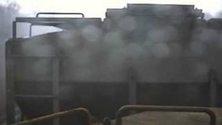 Жесть! Поезд попал в эпицентр торнадо.