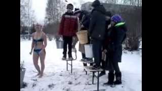Как правильно надо закаляться,показывает учительница физ-ры