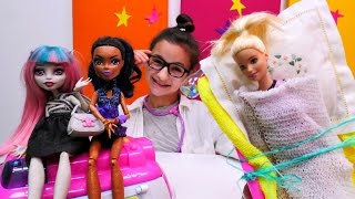 Игры с куклами с Барби и Монстр Хай: лечим Рошель
