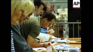 Counting as early returns show Irish `yes' to EU treaty