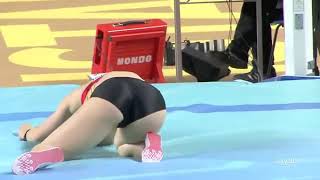 Atleta saltando            se le ve todo el orto ndeah re virgen