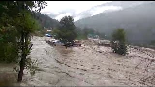 Pani me terte trak, buses, baad ka paani, manali duba paani me