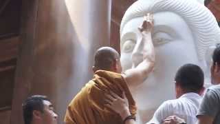 อัญเชิญพระประธานหินขาวขึ้นสู่อุโบสถวัดป่าเจริญราช