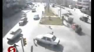 Se le cae el niño de carro