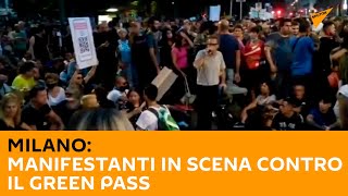 Milano: manifestanti in scena contro il Green Pass