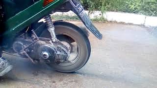 Burnout suzuki sepia 50cc. Жгем резину на сузуки сепия. Сепия валит.