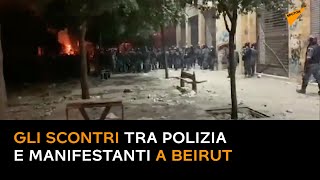 Gli scontri tra polizia e manifestanti a Beirut