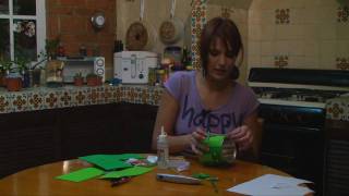 Alcancia con lata reciclada decorada con ranas