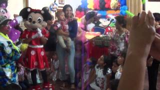 A ROMPER LA PIÑATA DE  MICKEY MOUSE EN LA FIESTA DE ADRIAN SILVANO GAMBOA MORAN.
