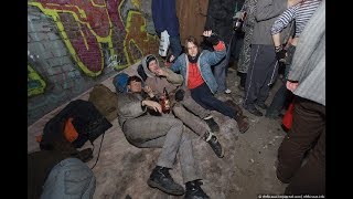 вандалы издеваются над бездомным бомжом