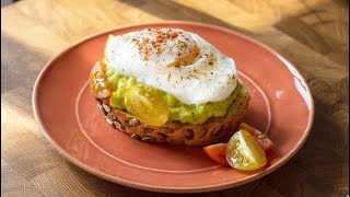 How to Poach an Egg Perfectly كيفية سلق البيض في الماء بدون قشر