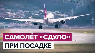 Ветер «сдул» самолёт с посадочной полосы в Сочи / #shorts