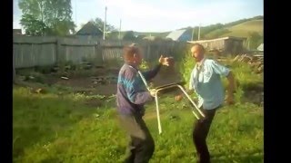 Пьяные мужики отжигают.