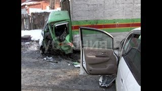 Два человека пострадали в лобовом столкновении грузовика и минивэна в Хабаровске. MestoproTV