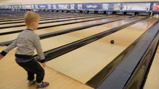 VLOG. Играем в детский боулинг. Kids Bowling