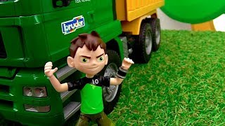 Бен 10 катается на машинах! Бен Тен в видео с игрушками.