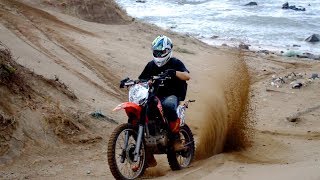 越野車享受淺水灣