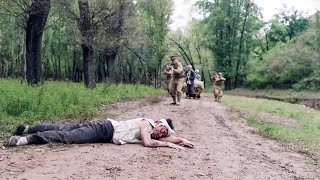 共軍躺在路上裝死，偽軍看見過來查看，不料直接被共軍俘虜！ 抗日