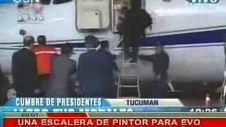 Papelón en Argentina; no había escalera para que Evo baje del avión (2009)
