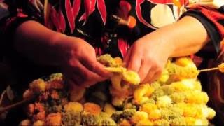 Вязание палантина пряжей помпонами ADELIA BOB.