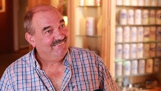 Bier-Experte Georg Lechner schläft in einem Bierfass