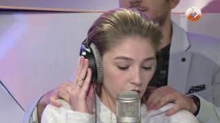 Настя Ивлеева читает новости на Страна FM