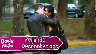 COMO BEIJAR UMA DESCONHECIDA