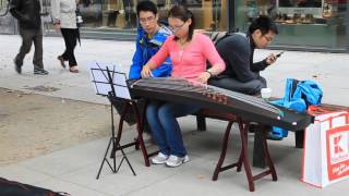 Азиатка божественно играет в центре Дрездена | Asian girl playing awesome music