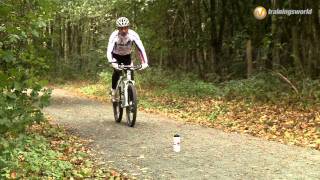 Mountainbike Technik: Flasche aufheben