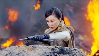 日軍瘋狂進攻，怎料美女絲毫不慌，舉起衝鋒槍指揮手下英勇還擊！