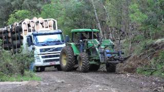 Trator desatolando caminhão. Tractor truck towing.