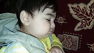 En tatli bebek .guzel bebek...Saz sesine uyuyan bebek