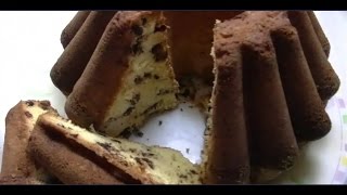 Кекс бисквитный с шоколадом и изюмом.