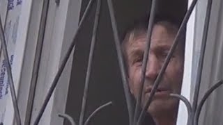 Дед-неадекват развёл костёр в комнате