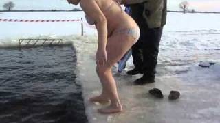 Купание в проруби на крещение(Бобруйск)wmv
