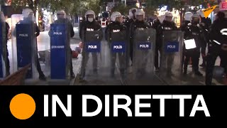 #Istanbul: manifestanti in piazza per il crollo della lira