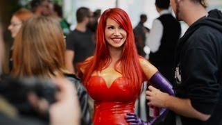 Cosplay Jessica Rabbit PRANK - Bianca Beauchamp pick-up lines at Comic-Con
