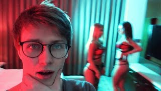 Тестостерон. 2 Girls, Glitter & Testosterone.