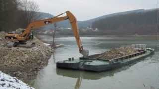 Caterpillar 325D Longreach beläd eine Schute / Caterpillar 325D Longreach loading a ship