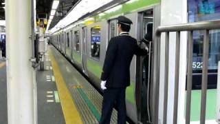 JR東日本の車掌 山手線 新宿駅