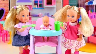 Dolls play with baby doll, princess, and dough - Куклы играют в игрушки с принцессами и пластилином