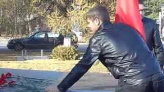 Владимирские комсомольцы несут цветы вождю пролетариата