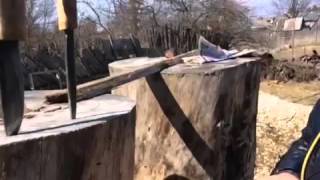 Якутский нож терзает дерево