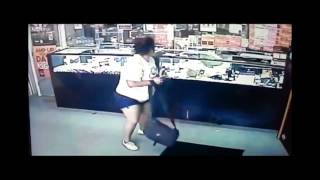 Se le caen los pantalones a ladrona en pleno robo