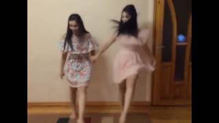 Uzbek aktrisalari raqsga tushmoqda.