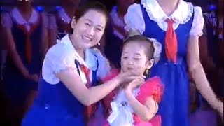 North Korean Girls Sing To Kim Jong-un [DPRK Music]