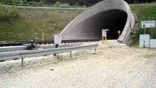 Ein ICE 3 fährt mit 300 Stundenkilometer in einen Tunnel ein