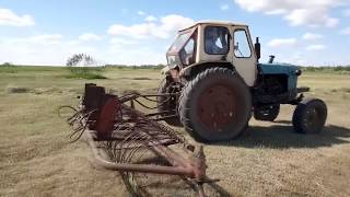 ЮМЗ-6 на сгребании сена с граблями.