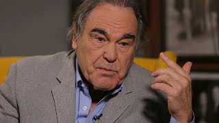 Американский режиссер Оливер Стоун привился российской вакциной от коронавируса